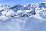 Vista delle montagne innevate di Courchevel con l'arrivo di un impianto di risalita che porta alle piste da sci