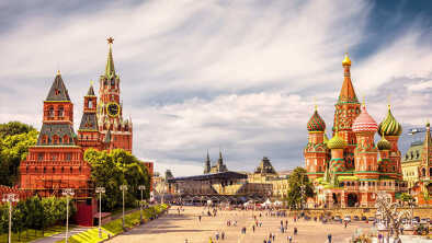 Cremlino di Mosca e Cattedrale di San Basilio sulla Piazza Rossa, Mosca, Russia. L'antico Cremlino di Mosca è la principale attrazione turistica della città. Bella vista panoramica del cuore di Mosca in una giornata di sole.
Cremlino di Mosca e Cattedrale di San Basilio sulla Piazza Rossa, Mosca, Russia. L'antico Cremlino di Mosca è la principale attrazione turistica della città. Bella vista panoramica del cuore di Mosca in una giornata di sole.