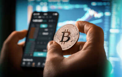 Aficionado a las criptomonedas realizando una compra con moneda digital Aficionado a las criptomonedas realizando una compra con moneda digital