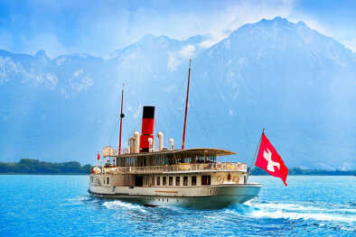 Geneve Lago Lemano Ginevra nave a vapore a pale Svizzera con bandiera svizzera