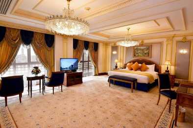 Zimmer mit luxuriösen Kristalllüstern im Al Taqwa Hotel