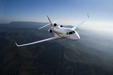 Falcon 7X en vol au-dessus d'un paysage montagneux Falcon 7X en vol au-dessus d'un paysage montagneux