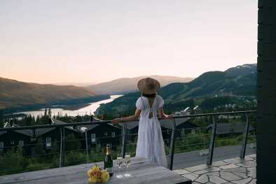 Este hotel de diseño es ideal para todos los niveles de esquí y cuenta con un spa que se puede reservar en privado. Este hotel de diseño es ideal para todos los niveles de esquí y cuenta con un spa que se puede reservar en privado.