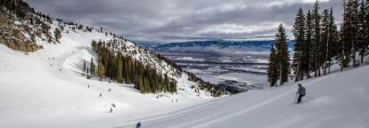 Foto delle piste da sci di Jackson Hole nel Wyoming, negli Stati Uniti, con molti sciatori.