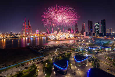 Fuegos artificiales el 16 de diciembre en Bahréin para celebrar el día de la independencia