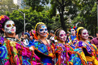 Mujeres vestidas a todo color en el día de los muertos en México