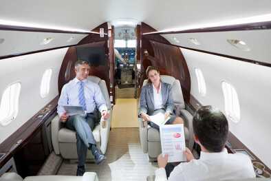I dirigenti d'azienda tengono una riunione d'affari privata nella cabina di un jet privato