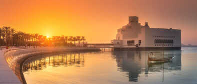 Fronte mare del parco di Doha e del Museo di Arte Islamica durante il tramonto, Qatar.