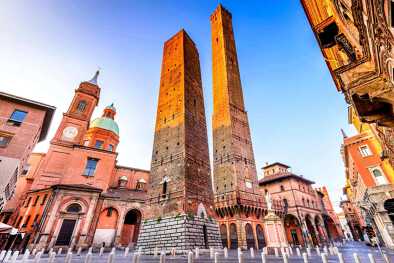 Bolonia, Italia - Dos Torres (Due Torri), Asinelli y Garisenda, símbolos de las torres medievales de Bolonia.