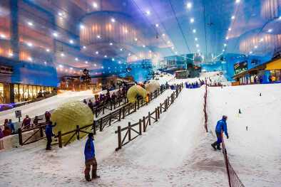 DUBAI, UAE - 6 DE ABRIL: Esquí el 6 de abril de 2013 en Dubai. Ski Dubai: es una estación de esquí cubierta con 22.500 metros cuadrados de área de esquí cubierta. Es una parte del Mall of the Emirates.