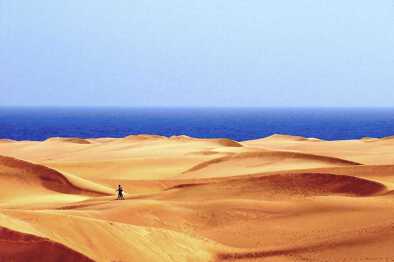 Un desierto de arena naranja en la isla de Gran Canaria, España