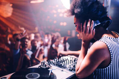 Una mujer DJ pinchando discos en una discoteca de Dusseldorf Una mujer DJ pinchando discos en una discoteca de Dusseldorf