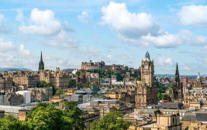 Lo Skyline di Edimburgo in Scozia, visto da Calton Hill