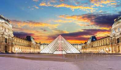 El Museo del Louvre es uno de los museos más grandes del mundo y un monumento histórico. Un hito central de París, Francia.