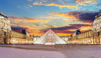 El Museo del Louvre es uno de los museos más grandes del mundo y un monumento histórico. Un hito central de París, Francia. El Museo del Louvre es uno de los museos más grandes del mundo y un monumento histórico. Un hito central de París, Francia.