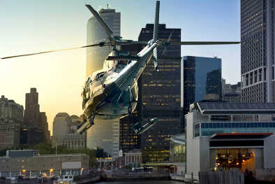 Un elicottero attraversa Manhattan Sud