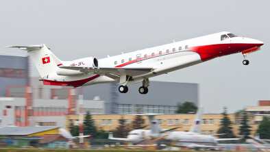 embraer legacy 600 color rojo y blanco despegando