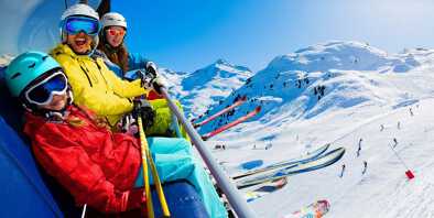 Famiglia felice sullo skilift che si gode le vacanze invernali in montagna, Meribel, 3 Valli, Francia. Giocare con la neve e il sole in alta montagna. Vacanze invernali.
Famiglia felice sullo skilift che si gode le vacanze invernali in montagna, Meribel, 3 Valli, Francia. Giocare con la neve e il sole in alta montagna. Vacanze invernali.