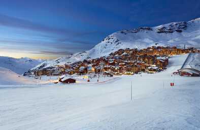 Panorama del famoso Val Thorens en los Alpes franceses por la noche, Vanoise, Francia Panorama del famoso Val Thorens en los Alpes franceses por la noche, Vanoise, Francia