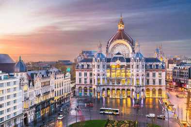 Amberes, Bélgica paisaje urbano en la estación central de trenes desde la noche hasta el amanecer. Amberes, Bélgica paisaje urbano en la estación central de trenes desde la noche hasta el amanecer.