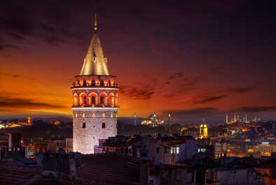 Vista nocturna de la Galata Tower sobre la ciudad de Estambul