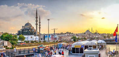 Estambul, Turquía Mucha gente en la plaza Eminonu de Estambul en un soleado día de verano Estambul, Turquía Mucha gente en la plaza Eminonu de Estambul en un soleado día de verano