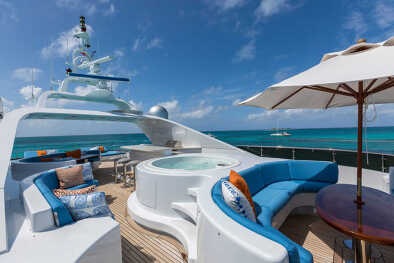 Vacances sur un yacht à moteur, intérieur d'un yacht de luxe des Bahamas, dans la mer des Caraïbes