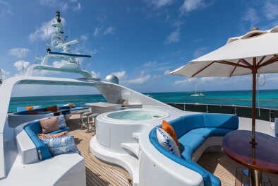 Vacances sur un yacht à moteur, intérieur d'un yacht de luxe des Bahamas, dans la mer des Caraïbes Vacances sur un yacht à moteur, intérieur d'un yacht de luxe des Bahamas, dans la mer des Caraïbes