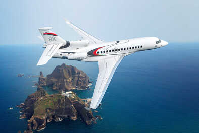 El majestuoso Falcon 8X sobrevolando las islas de verano El majestuoso Falcon 8X sobrevolando las islas de verano