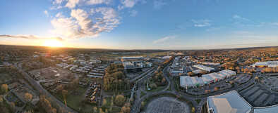 Parque empresarial de Farnborough Hampshire con un dron Parque empresarial de Farnborough Hampshire con un dron