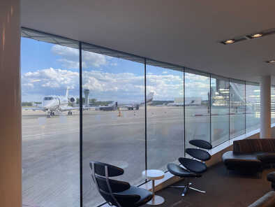 FBO del aeropuerto de negocios de Farnborough, con vistas a la pista de aterrizaje
