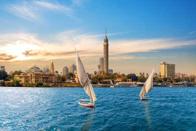 El Nilo y las felucas frente a la Torre de El Cairo, Egipto El Nilo y las felucas frente a la Torre de El Cairo, Egipto