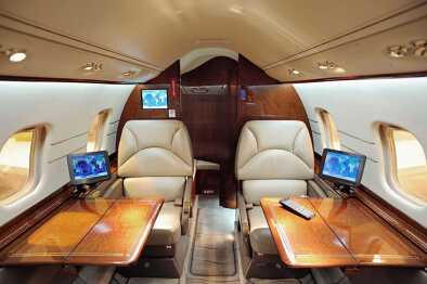 Die luxuriöse Kabine eines Privatjets mit eingebauten Fernseh- und Computerbildschirmen Die luxuriöse Kabine eines Privatjets mit eingebauten Fernseh- und Computerbildschirmen