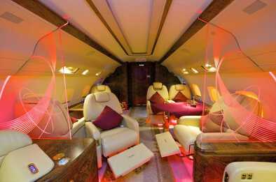 Cabina interior de un jet privado con luces de celebración de colores 