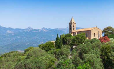 Iglesia del pueblo de Figari, Córcega del Sur, Francia