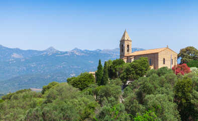 Iglesia del pueblo de Figari, Córcega del Sur, Francia Iglesia del pueblo de Figari, Córcega del Sur, Francia