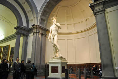 Turistas observan el David de Miguel Ángel el 10 de noviembre de 2010 en la Academia de Bellas Artes de Florencia. Italia.