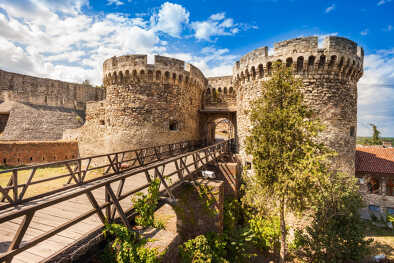 Torres, puerta y puente del castillo histórico de la Fortaleza de Kalemegdan en Belgrado, Serbia Torres, puerta y puente del castillo histórico de la Fortaleza de Kalemegdan en Belgrado, Serbia