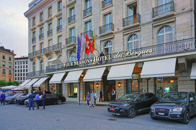 Vista del lujoso Four Seasons Hotel des Bergues, un edificio emblemático a orillas del lago en Ginebra, Suiza. Vista del lujoso Four Seasons Hotel des Bergues, un edificio emblemático a orillas del lago en Ginebra, Suiza.