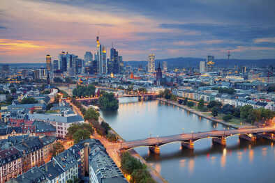Fráncfort del Meno - Frankfurt am Main. Imagen del horizonte de Franfurt del Meno durante la hora azul del crepúsculo.