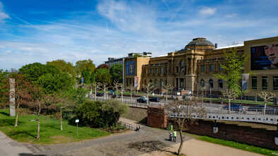 Vista principal frente al parking del Museo Stadel en el centro de Frankfurt, Alemania. Vista principal frente al parking del Museo Stadel en el centro de Frankfurt, Alemania.