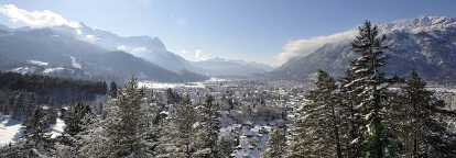 Veduta aerea della stazione sciistica di Garmisch-Partenkirchen in Germania con pini e montagne innevate