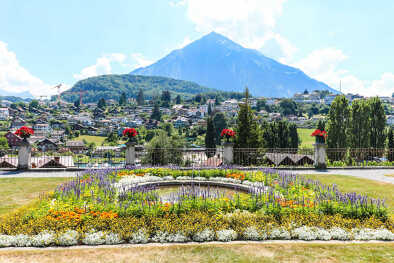 Bellissimo paesaggio di Spiez, in Svizzera, dal roseto vicino al castello di Spiez. Destinazione panoramica nell'Oberland bernese durante l'estate con le montagne come sfondo. Bellissimo paesaggio di Spiez, in Svizzera, dal roseto vicino al castello di Spiez. Destinazione panoramica nell'Oberland bernese durante l'estate con le montagne come sfondo.