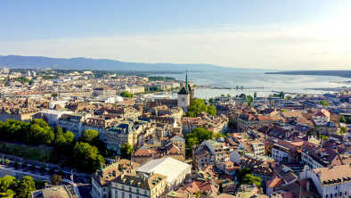 Ginebra, Suiza. Vuelo sobre la ciudad. Catedral de Ginebra, vista aérea