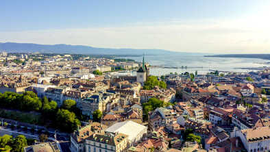 Ginebra, Suiza. Vuelo sobre la ciudad. Catedral de Ginebra, vista aérea Ginebra, Suiza. Vuelo sobre la ciudad. Catedral de Ginebra, vista aérea