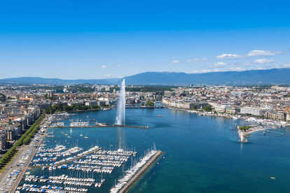 Veduta aerea del Lago di Ginevra con la città di Ginevra sullo sfondo