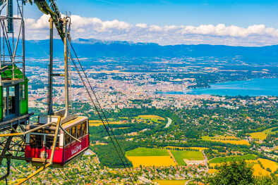 Ginevra, SVIZZERA: Cabinovia in arrivo in cima al Mont-Salève, vicino al lago di Ginevra, in Svizzera.