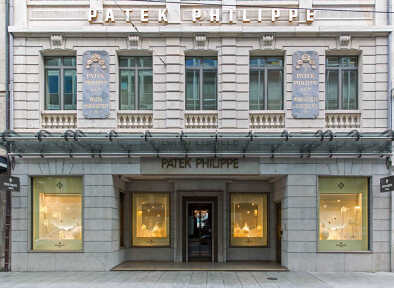 Un punto vendita Patek Philippe a Ginevra, Svizzera. Un orologio Patek è stato venduto da Sotherbys nel 1999 per 11 milioni di dollari, all'epoca il segnatempo più costoso mai venduto. Un punto vendita Patek Philippe a Ginevra, Svizzera. Un orologio Patek è stato venduto da Sotherbys nel 1999 per 11 milioni di dollari, all'epoca il segnatempo più costoso mai venduto.