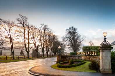 GLENEAGLES, ESCOCIA - 17 DE DICIEMBRE DE 2013: Amanecer en la entrada del Hotel Gleneagles en Escocia, sede del campeonato de golf Ryder Cup 2014. GLENEAGLES, ESCOCIA - 17 DE DICIEMBRE DE 2013: Amanecer en la entrada del Hotel Gleneagles en Escocia, sede del campeonato de golf Ryder Cup 2014.