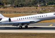 Bombardier Global 7500 sur une piste d'aéroport Bombardier Global 7500 sur une piste d'aéroport